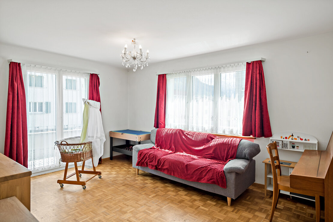 Helles Wohn- oder Kinderzimmer mit klassischen Vorhängen