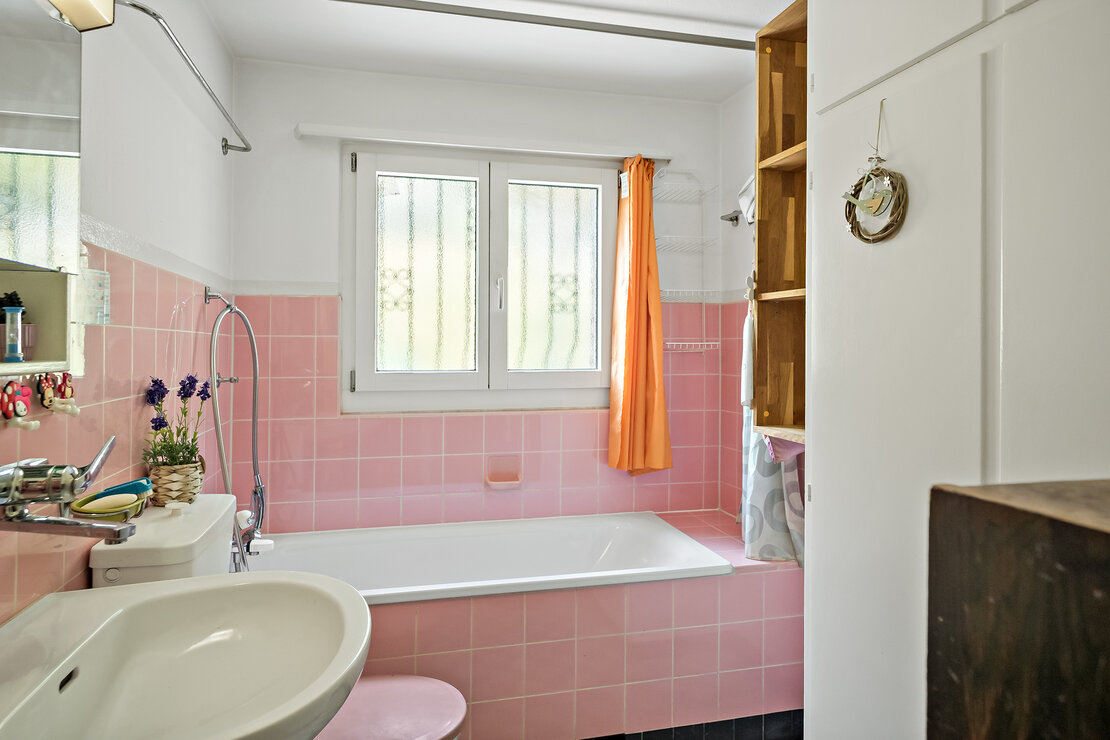 Bad mit rosa Fliesen und Badewanne