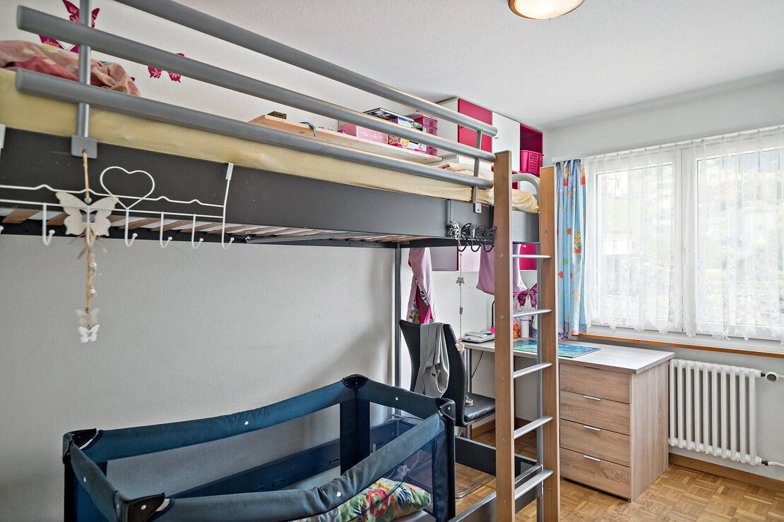 Kinderzimmer mit Hochbett und Schreibtisch