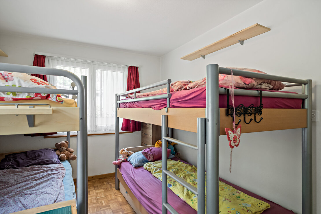 Dreifach belegtes Kinderzimmer mit Etagenbetten