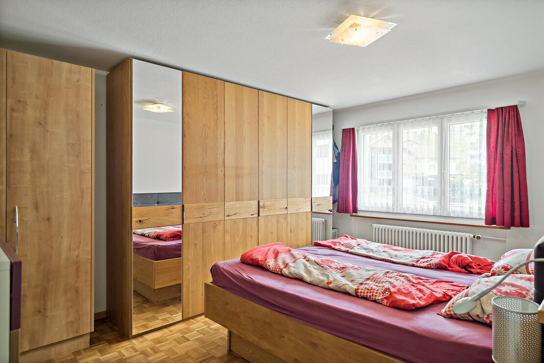 Schlafzimmer mit Holzschrankwand
