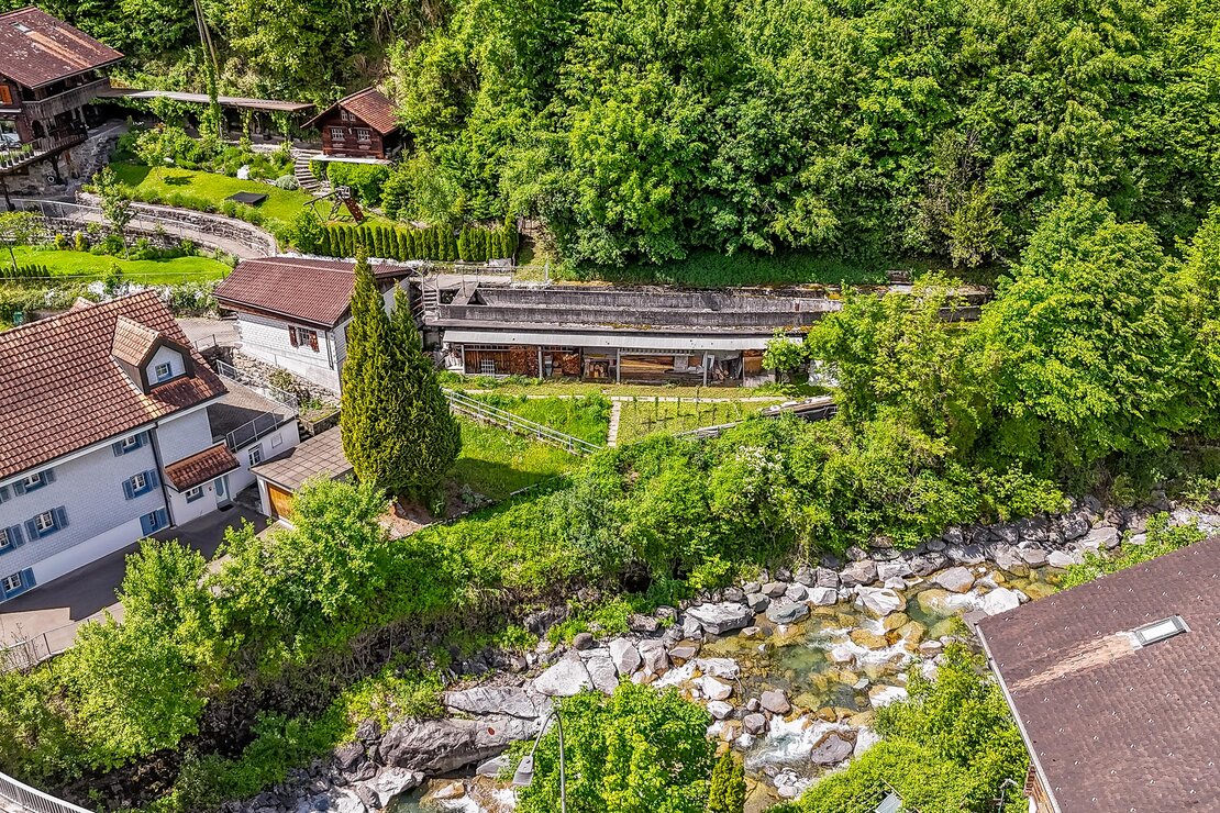Luftaufnahme eines Grundstücks am Fluss