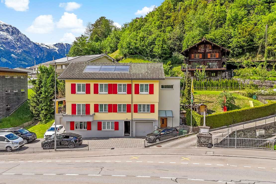 Alpines Wohnhaus mit Bergkulisse