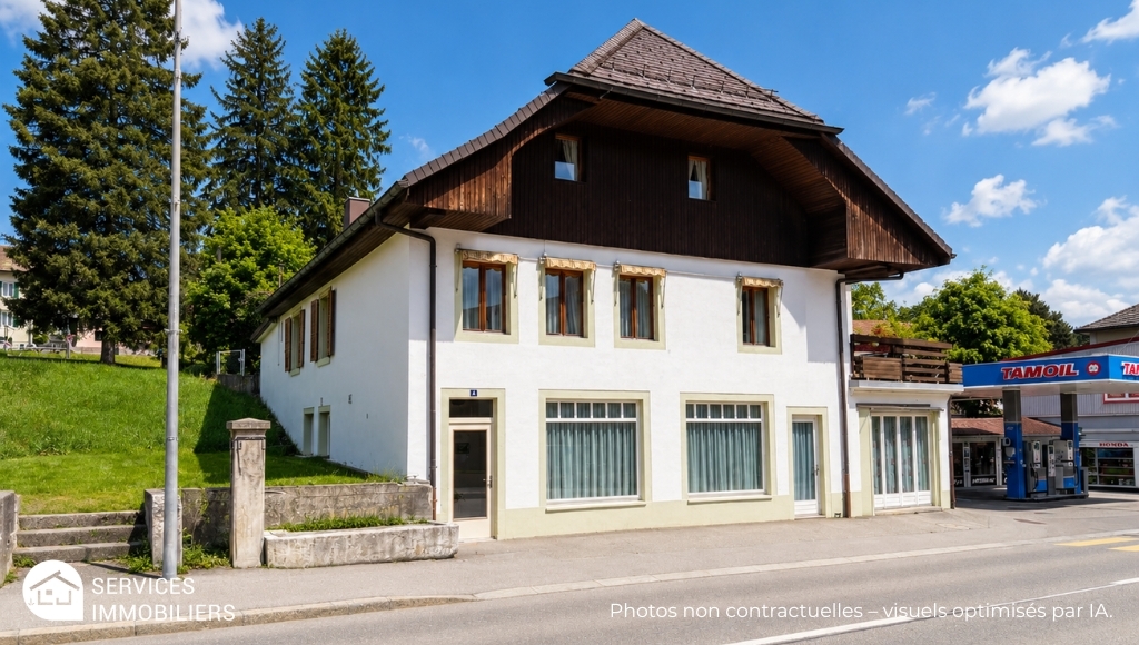 Wohnhaus mit Schindeldach und Straßenzugang