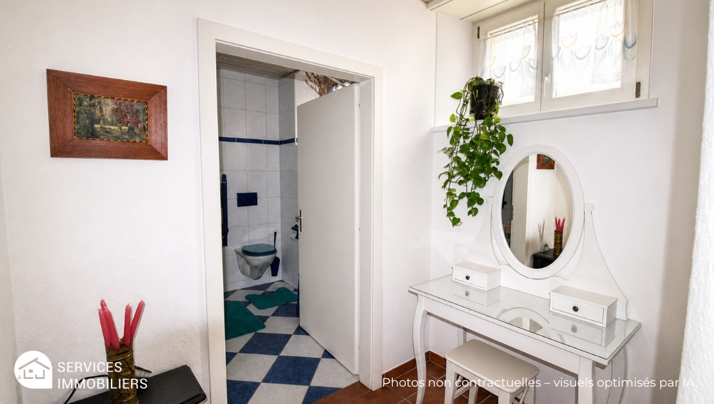 Helles Badezimmer mit angrenzendem Vorraum
