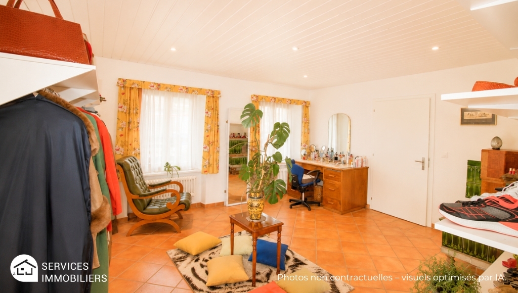 Ankleidezimmer mit warmem Terrakottaboden