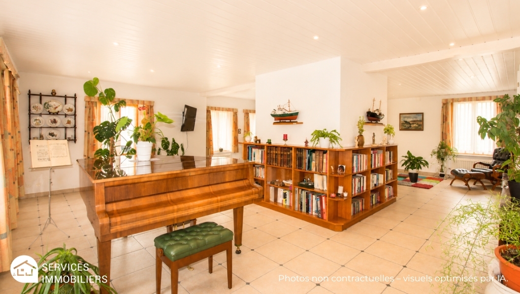 Heller Wohnraum mit Klavier und Bücherregal