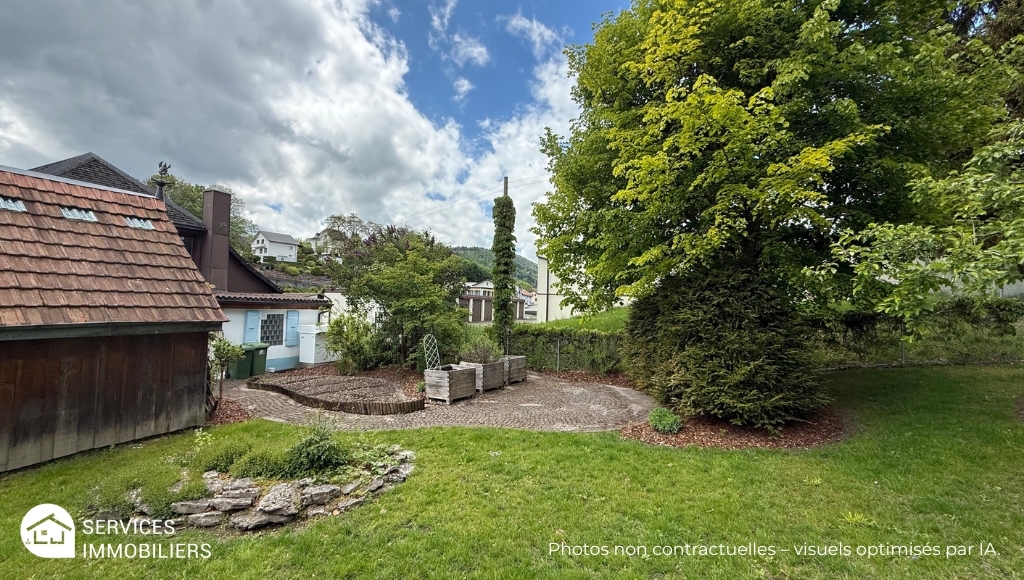 Garten mit Kiesfläche und Nebengebäude