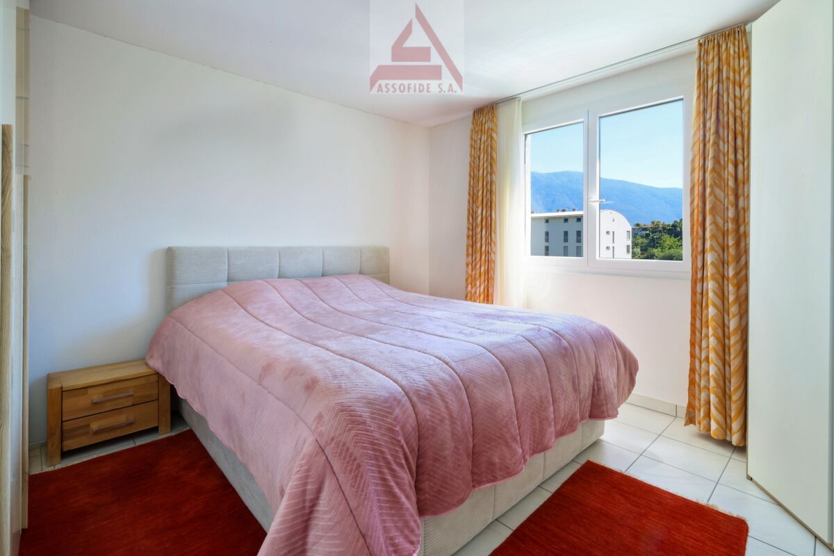 Helles Schlafzimmer mit Bergblick