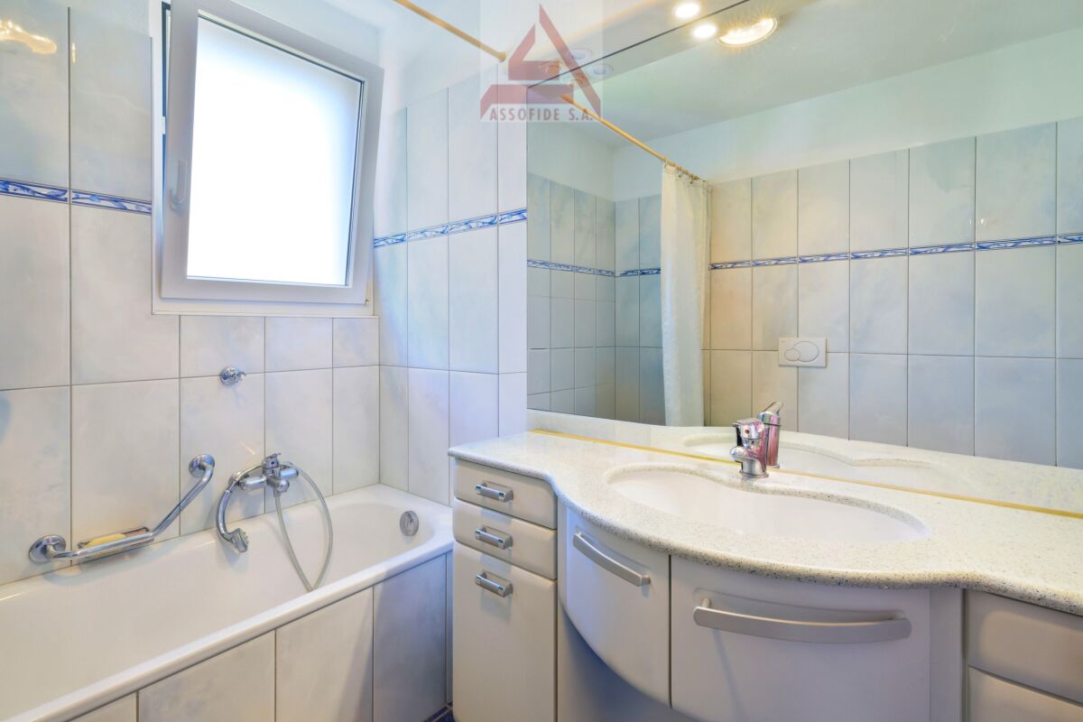 Modernes Badezimmer mit Badewanne und Waschtisch