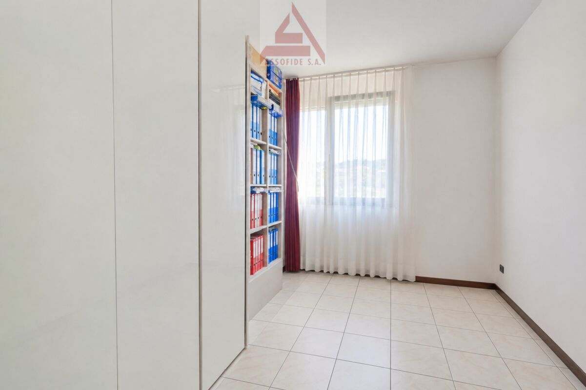 Helles Zimmer mit Fenster und Einbauschrank