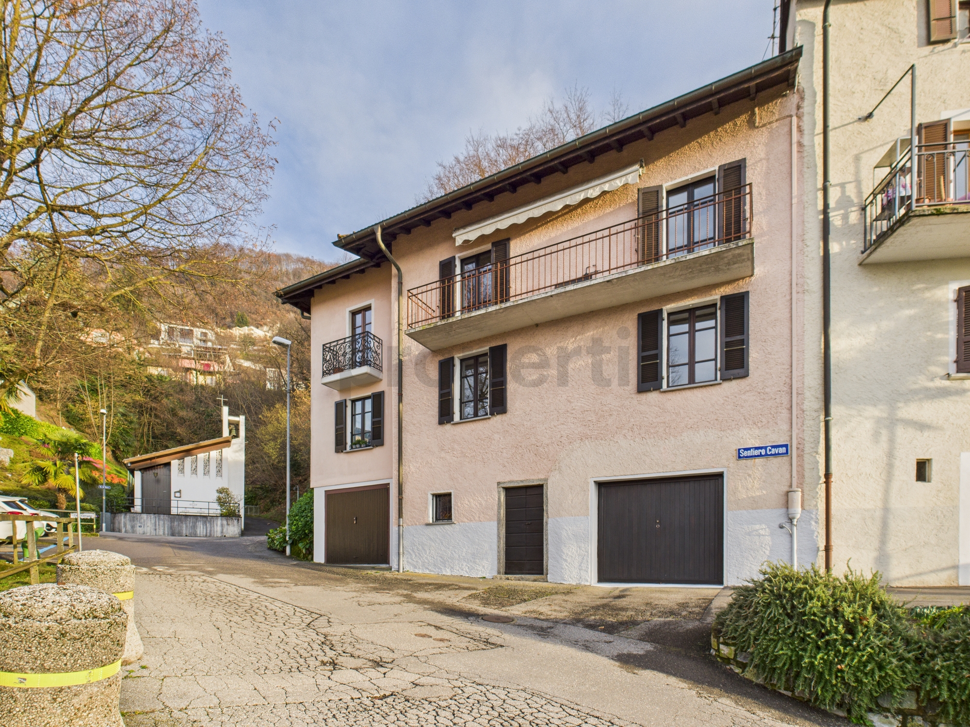 Mehrfamilienhaus mit Balkonen an einer Hanglage