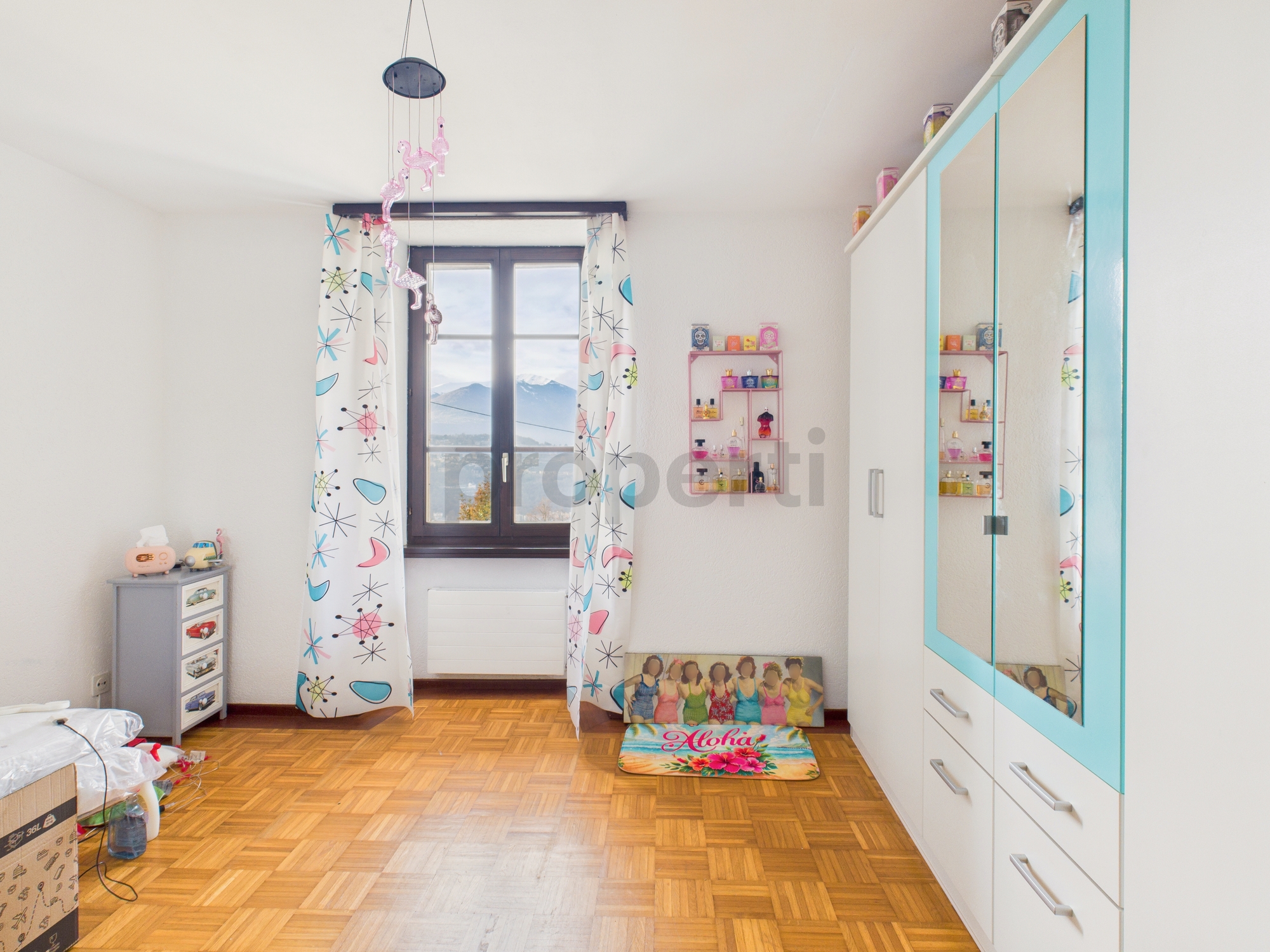 Verspieltes Schlafzimmer mit Blick in die Berge