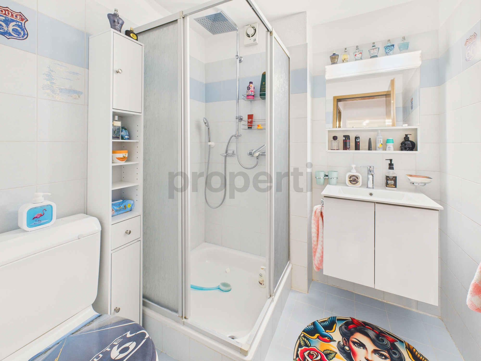 Kompaktes Badezimmer mit Dusche und WC