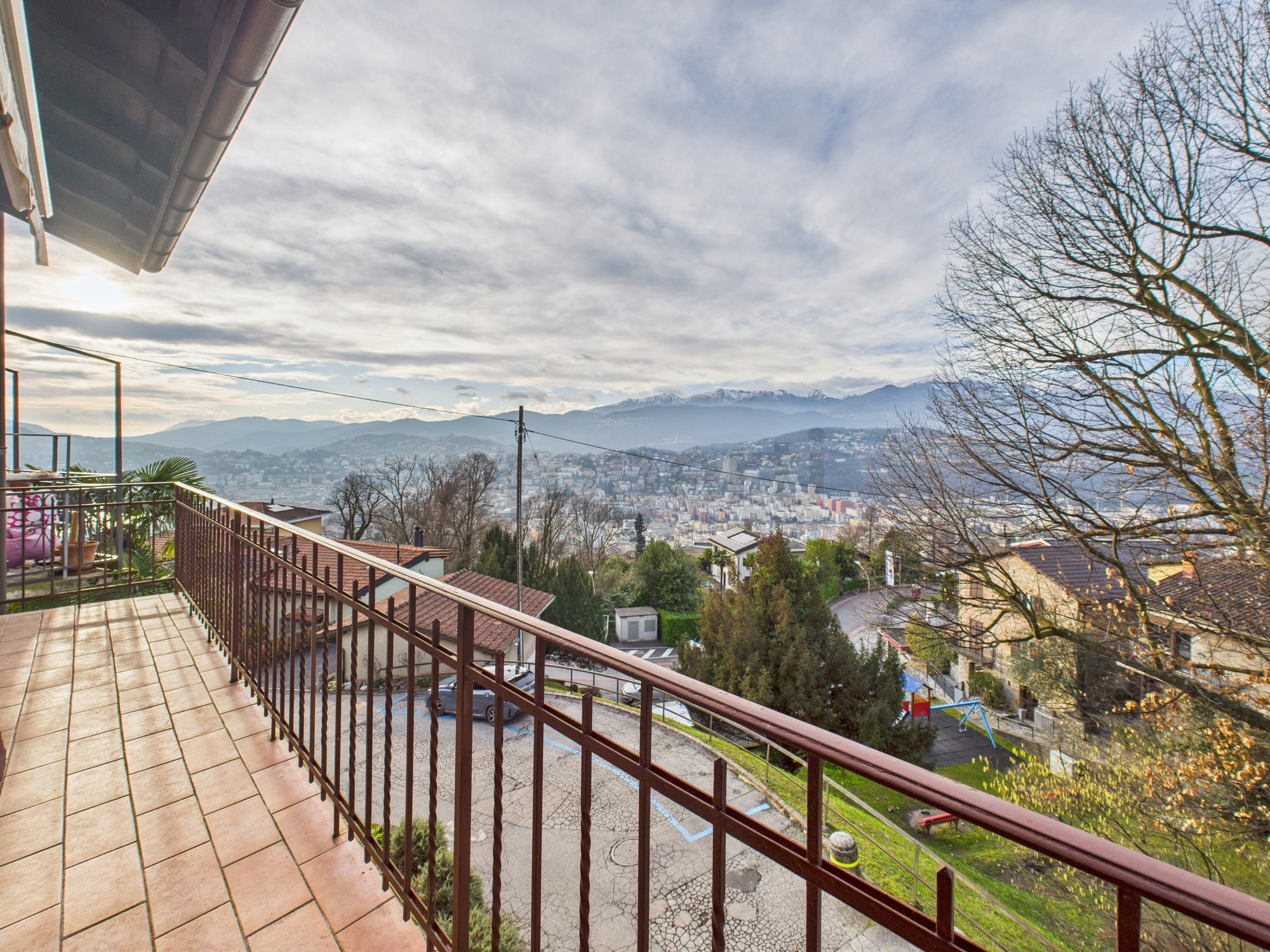 Balkon mit Panoramablick über die Stadt und Berge