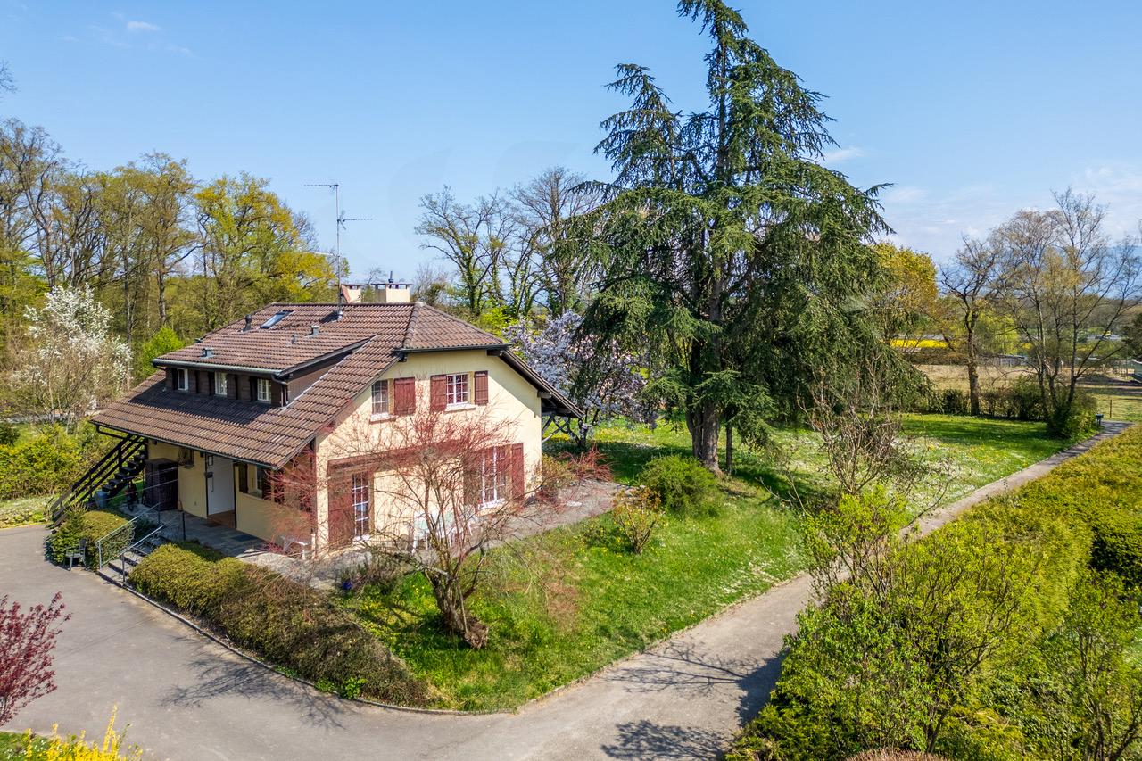 Ländliches Einfamilienhaus mit großem Garten