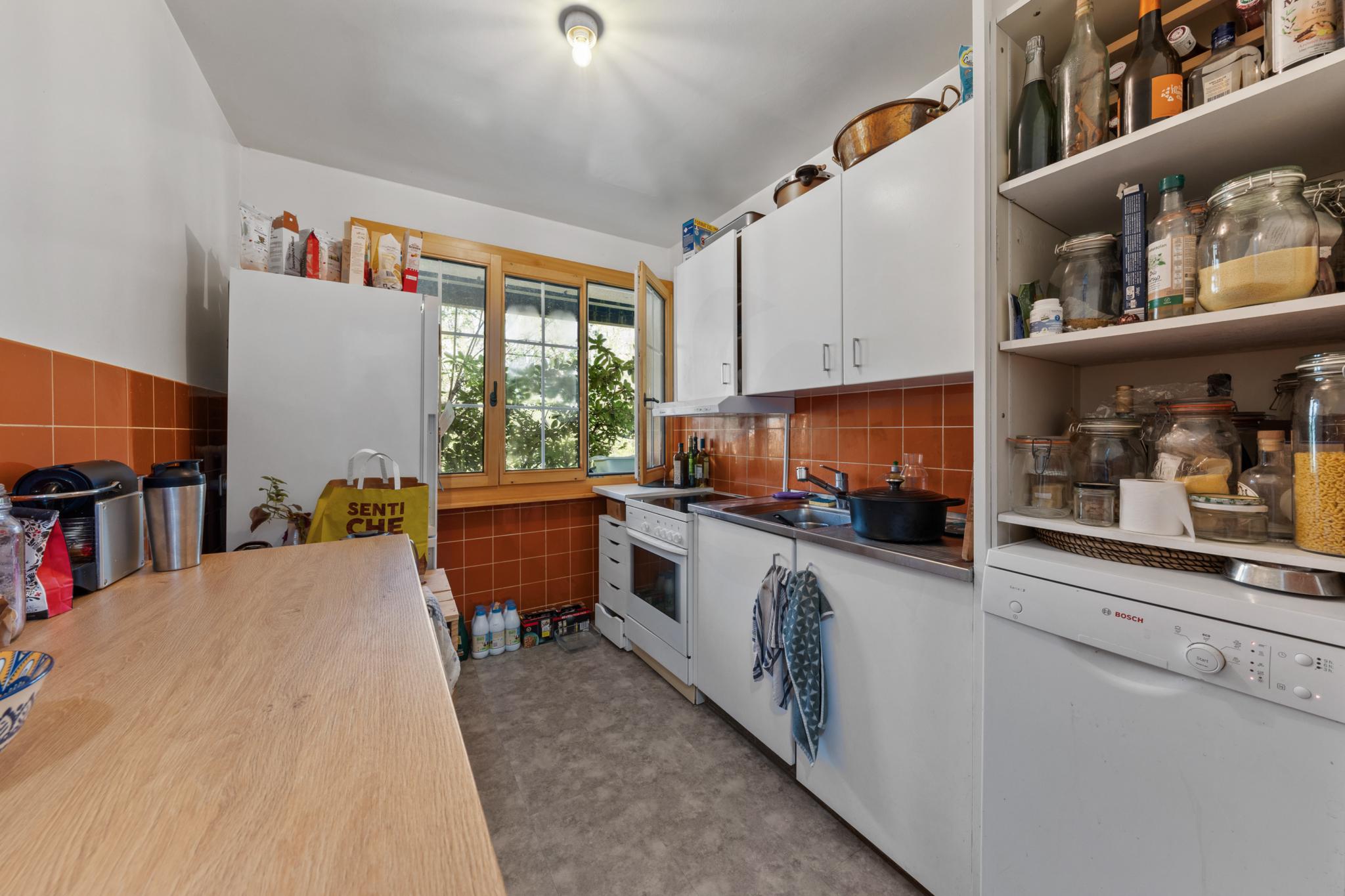 Kleine, funktionale Küche mit Fenster