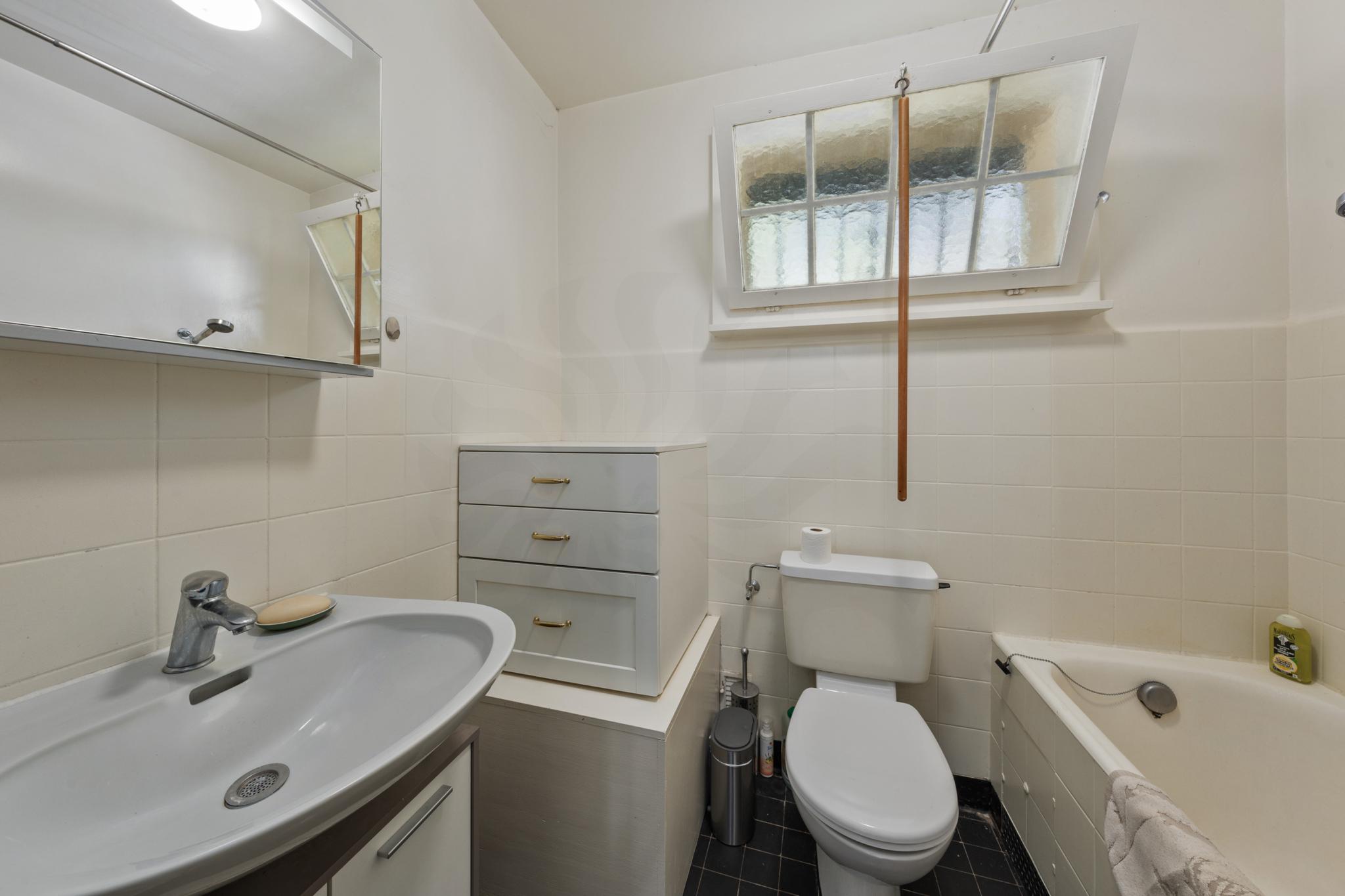 Kleines Badezimmer mit Dachfenster