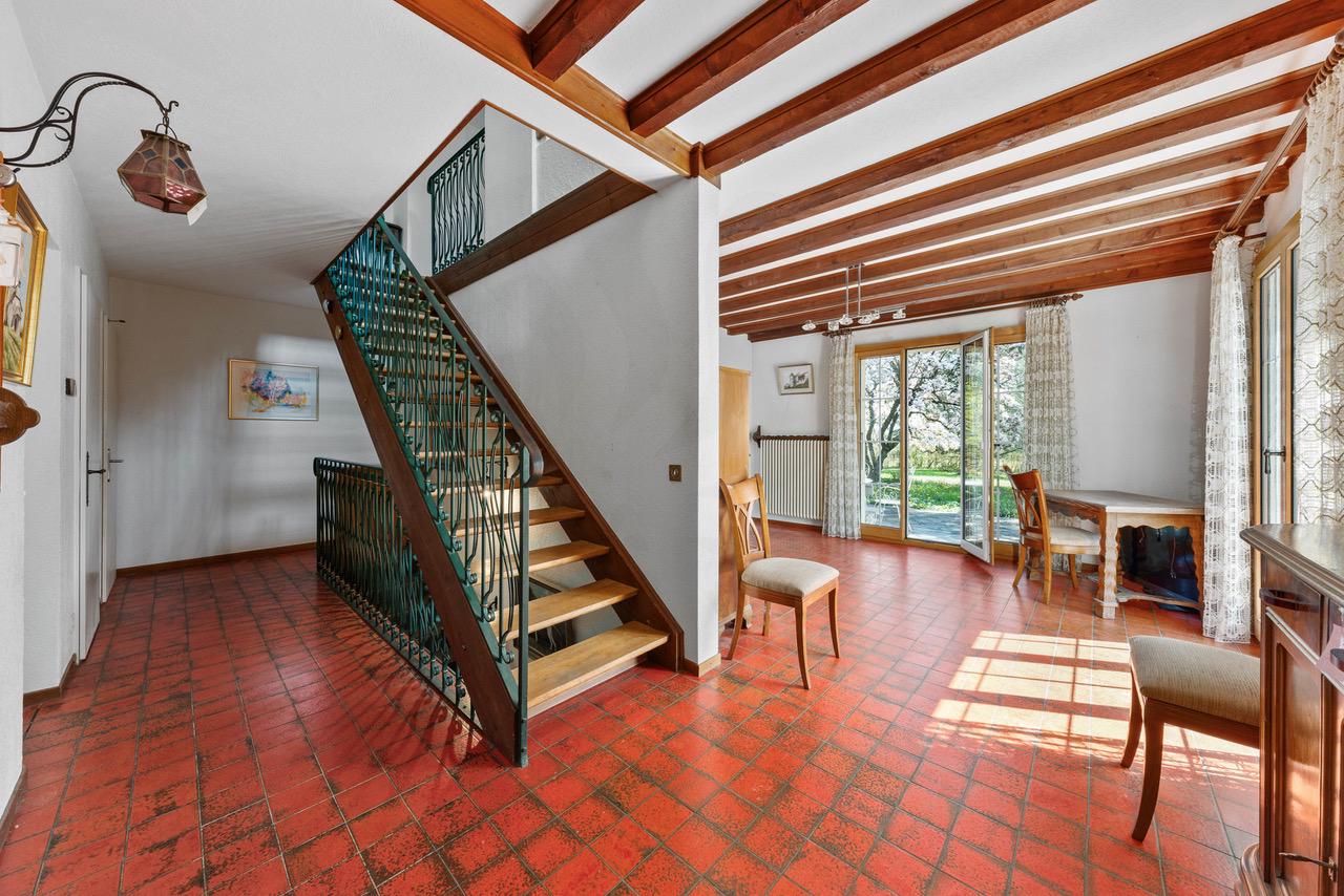 Heller Wohnbereich mit Treppe und Terrassenzugang