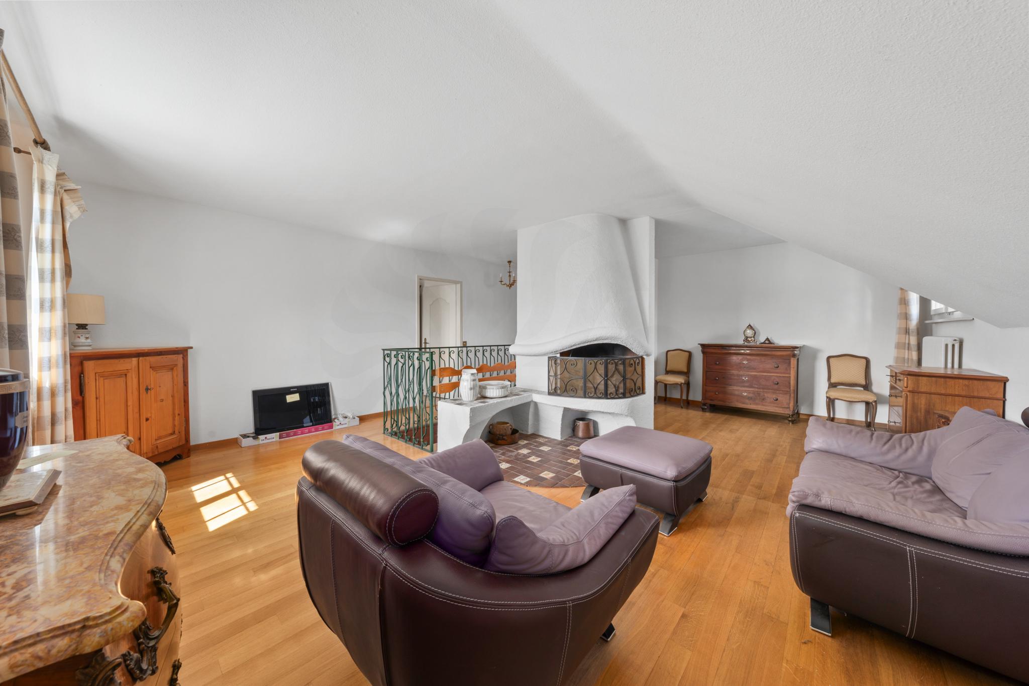 Gemütliches Dachgeschoss-Wohnzimmer mit Kamin