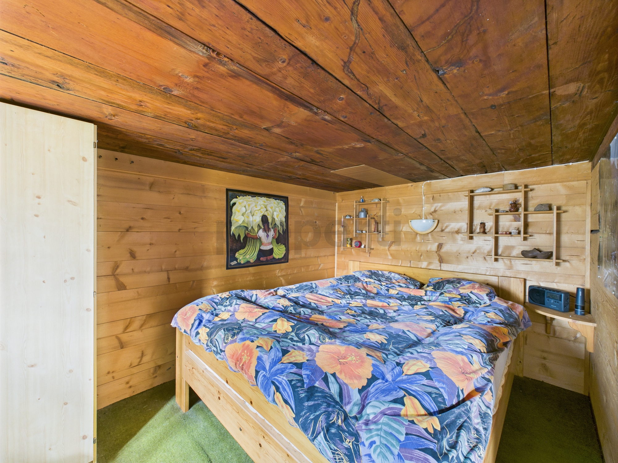 Rustikales Schlafzimmer mit Holzausbau