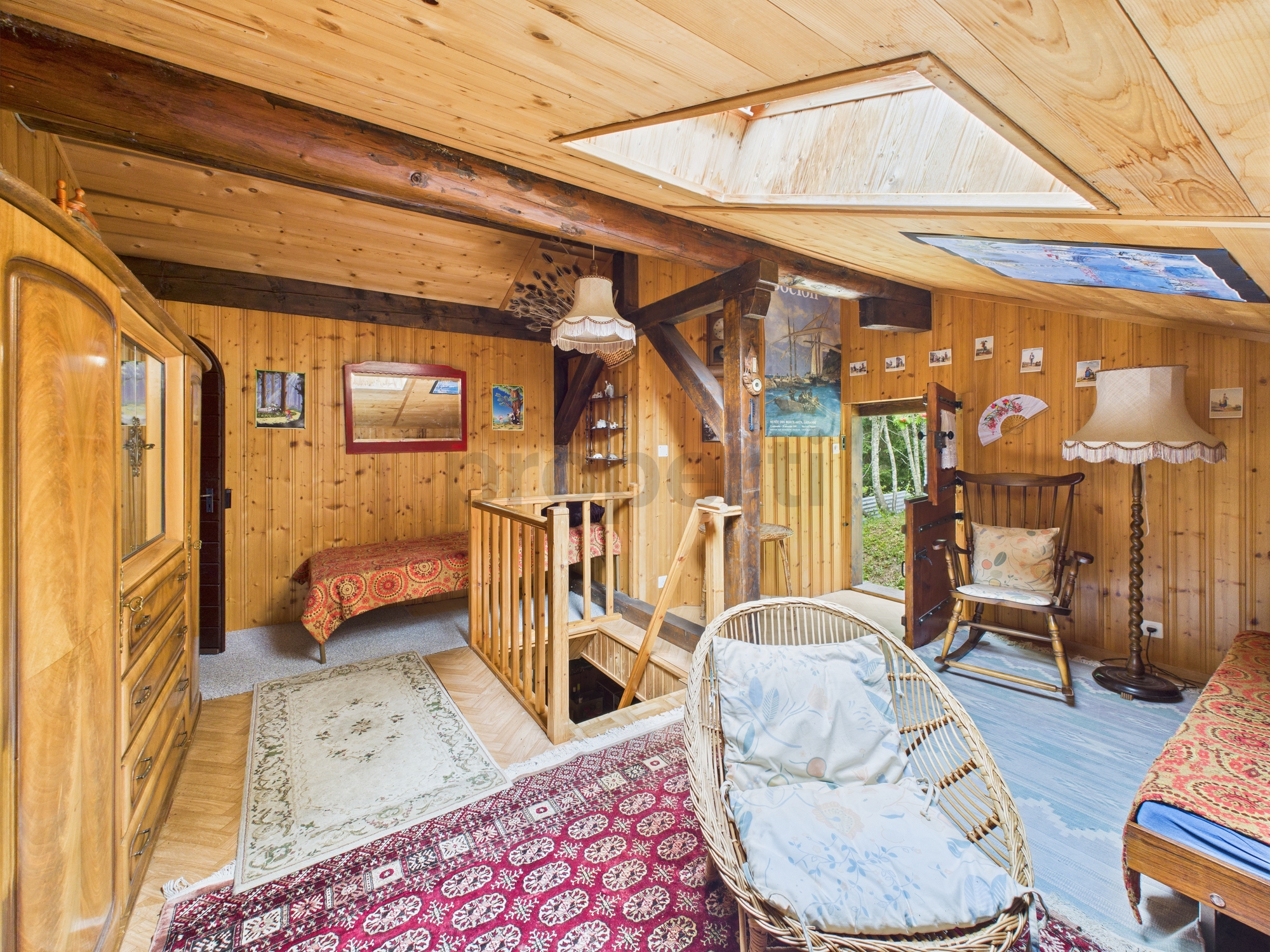 Gemütlicher ausgebauter Dachraum mit Holzverkleidung und rustikalem Charme