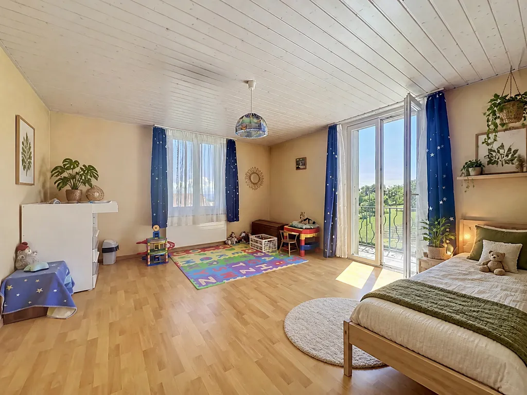Helles Kinderzimmer mit Balkonzugang