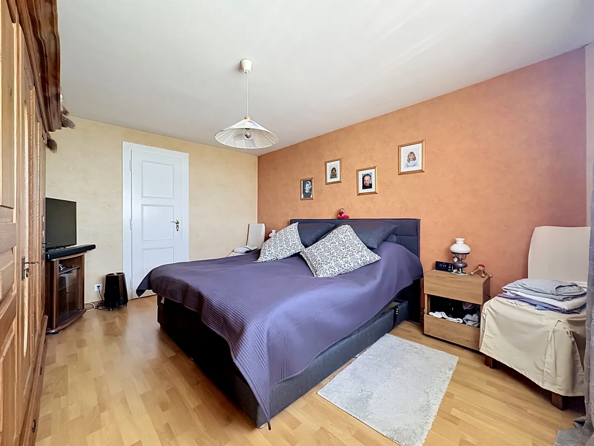 Schlafzimmer mit Doppelbett und Holzboden
