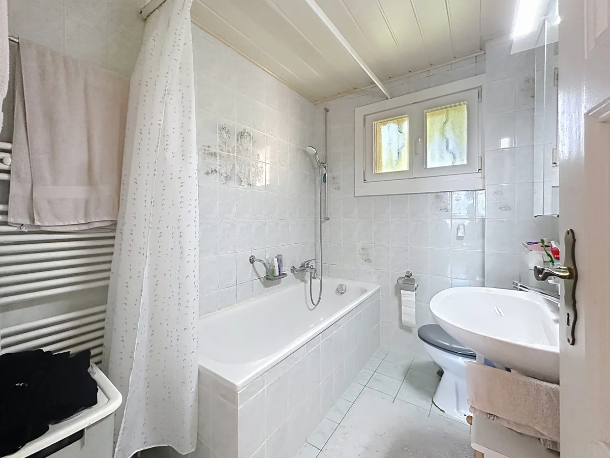 Kleines helles Badezimmer mit Badewanne