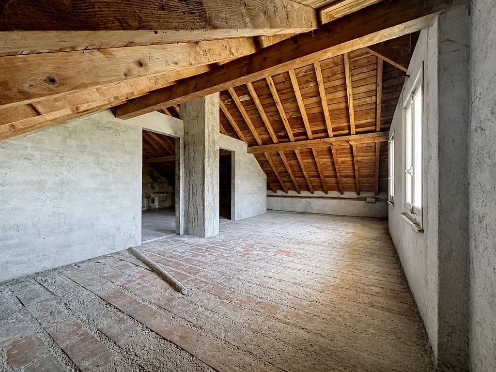 Unausgebauter Dachboden mit Holzbalken