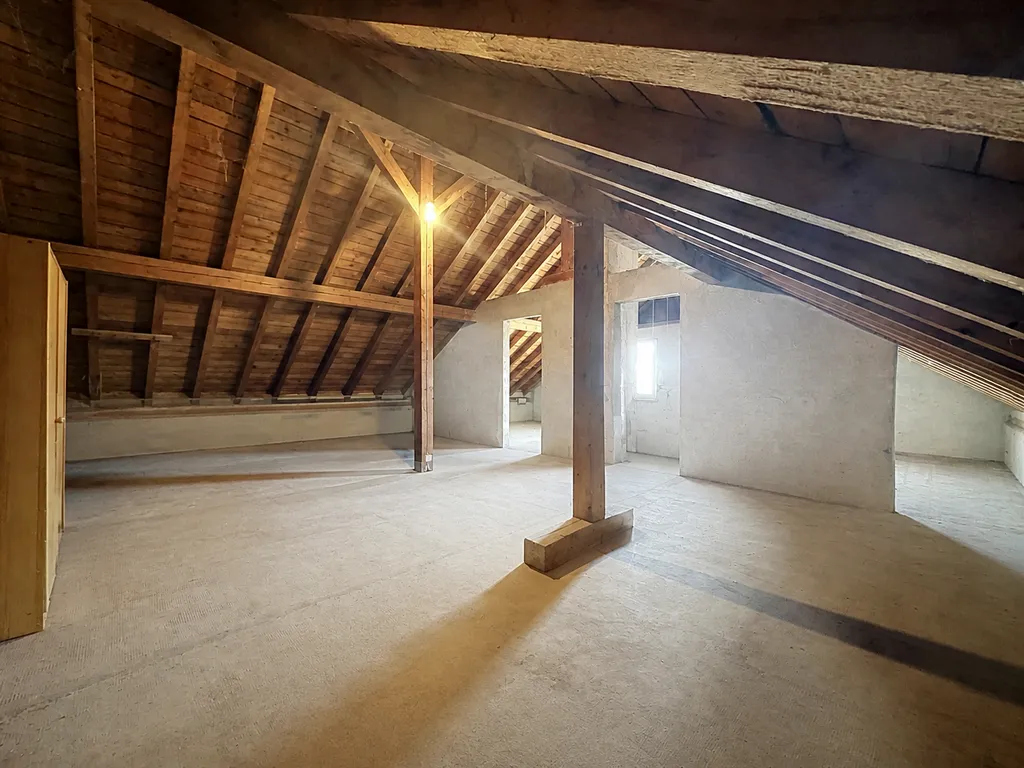Dachboden mit sichtbarer Holzkonstruktion