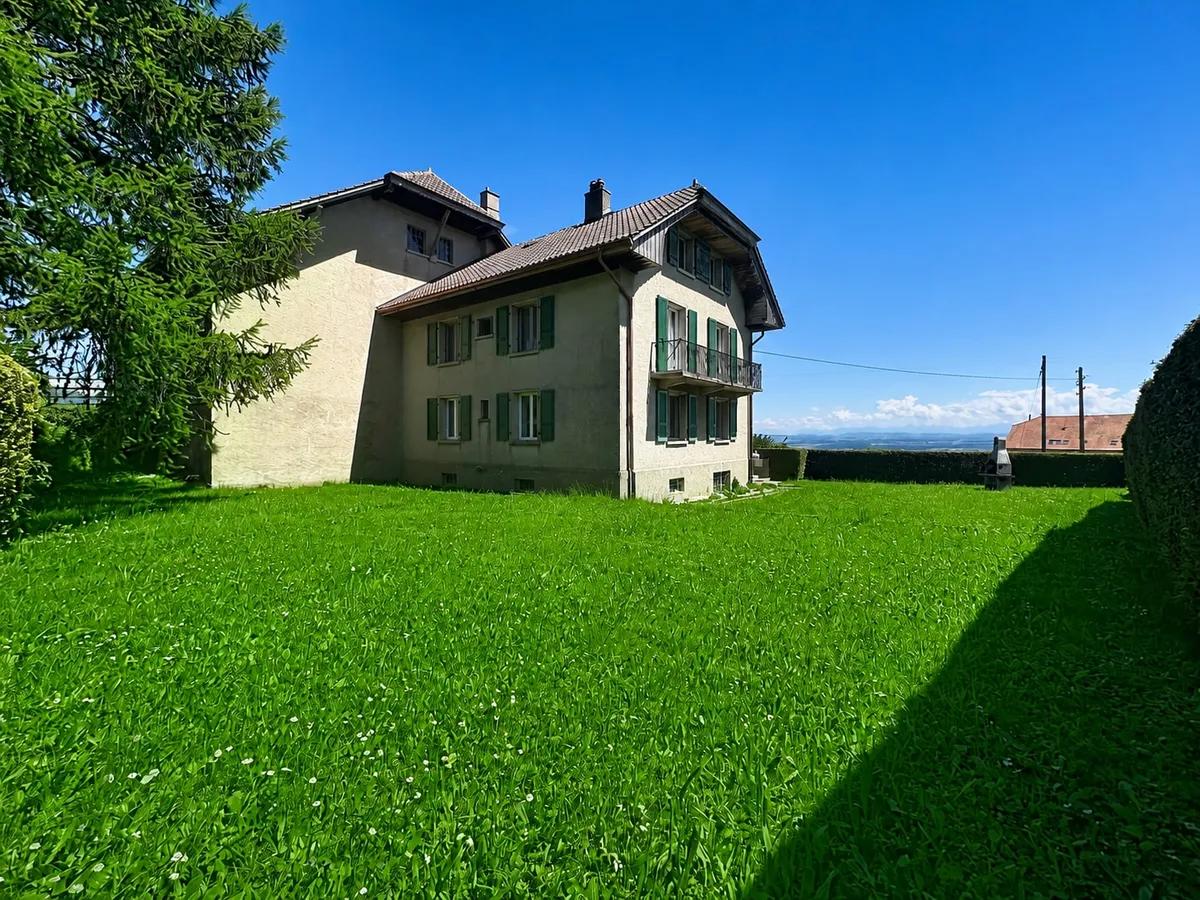 Ländliches Haus mit großem Garten