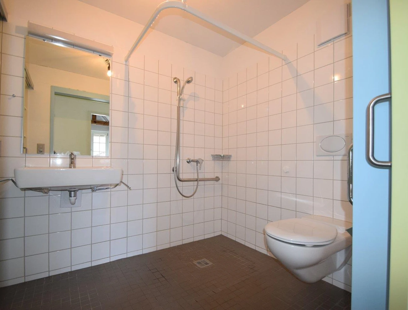 Badezimmer mit Dusche und WC