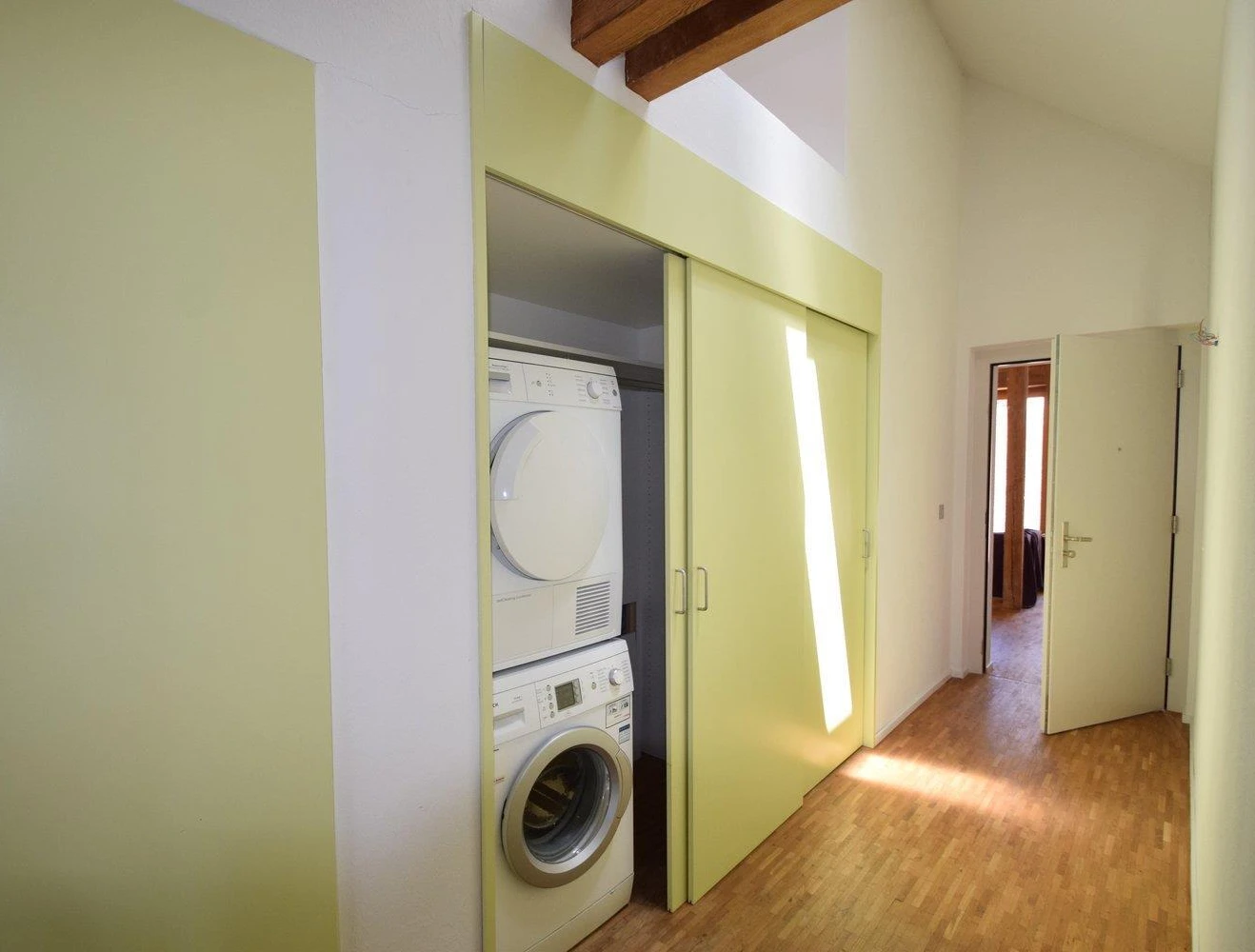 Flur mit Einbauschrank und Hauswirtschaftsbereich