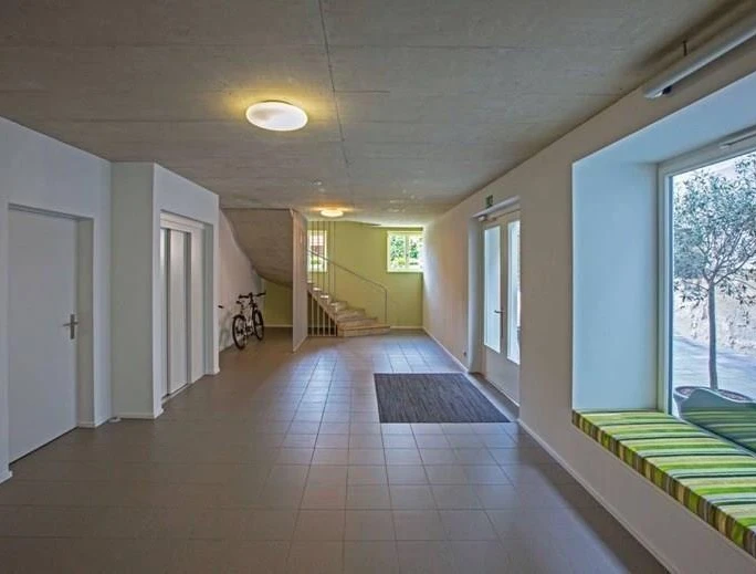 Heller Eingangsbereich mit Treppe und Sitznische