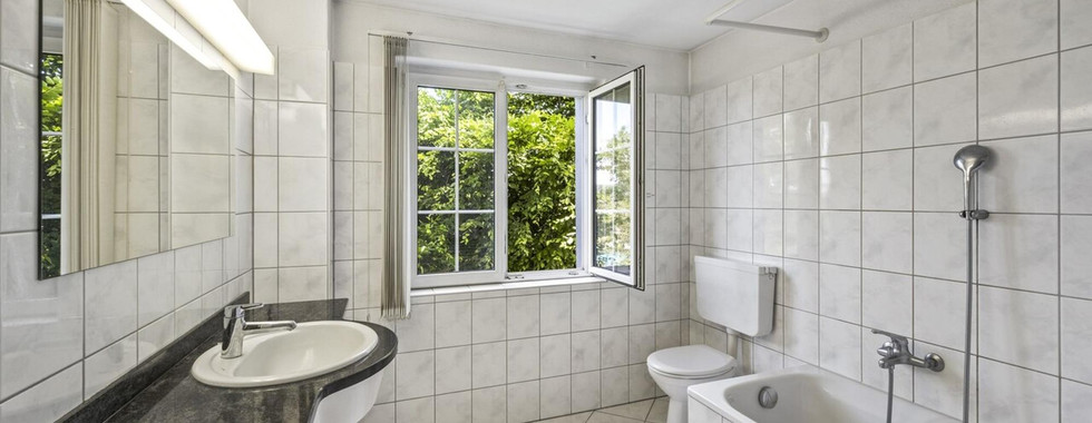 Helles Badezimmer mit geöffnetem Fenster