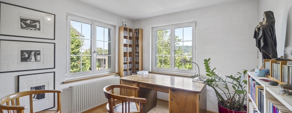 Helles Arbeitszimmer mit Holzschreibtisch