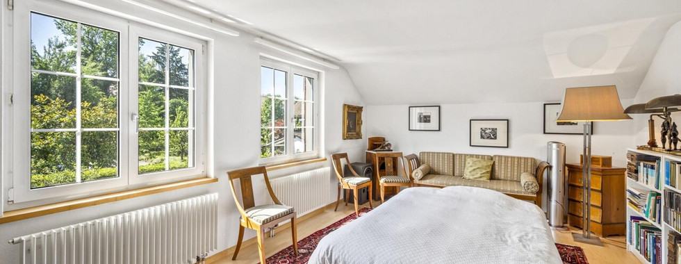 Helles Schlafzimmer mit Gartenblick