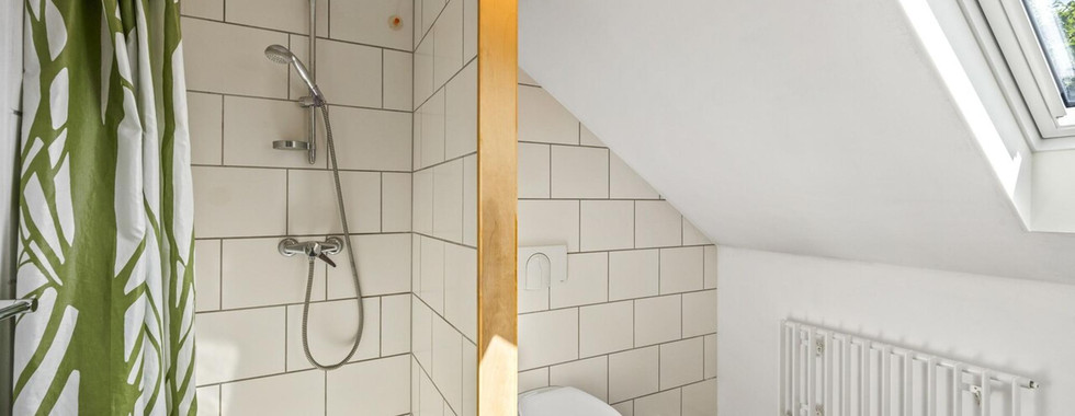 Badezimmer mit Dachschräge und Dusche