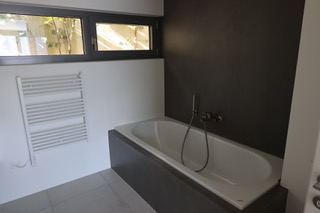 Modernes Badezimmer mit Badewanne