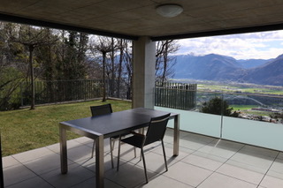 Überdachte Terrasse mit Bergblick