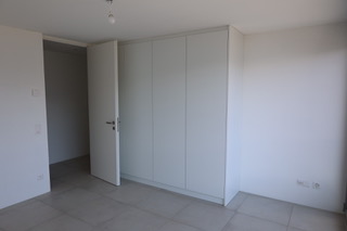 Leerer heller Raum mit Einbauschrank