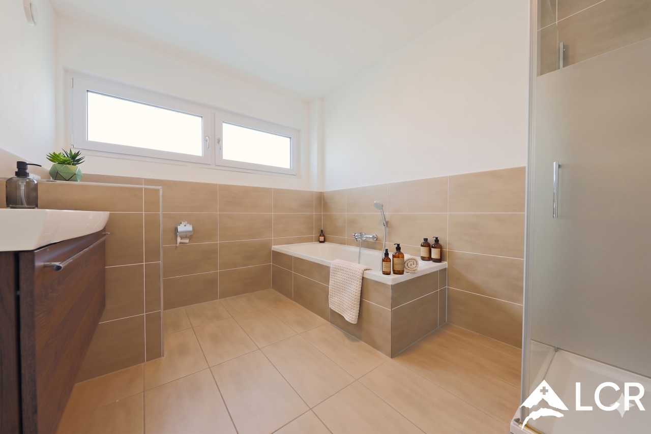 Modernes Badezimmer mit Badewanne und Dusche