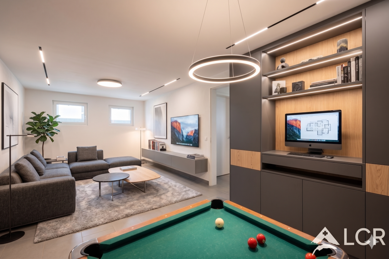 Modernes Wohn- und Arbeitszimmer mit Billardtisch