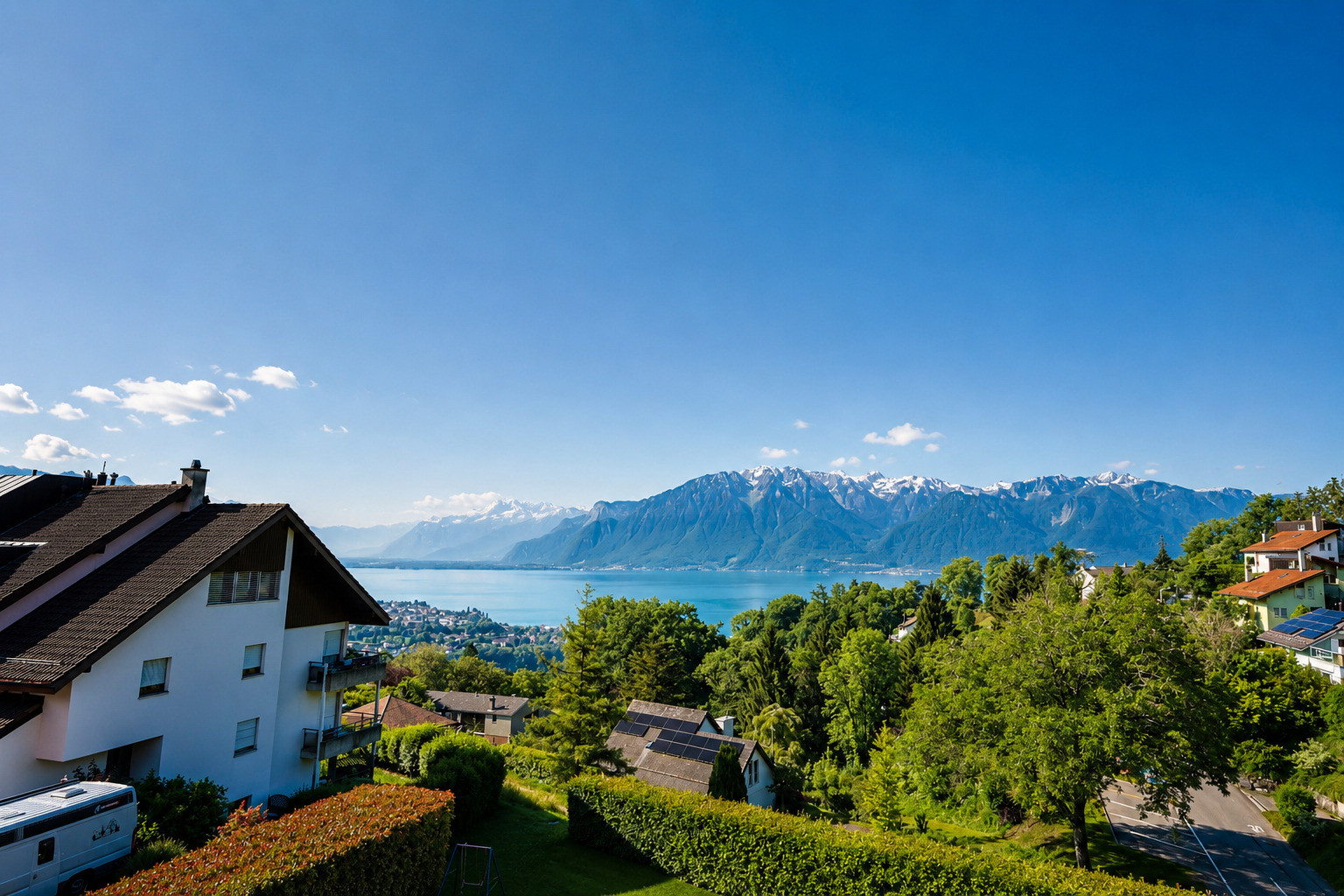 Seeblick mit Bergen und Wohnhäusern