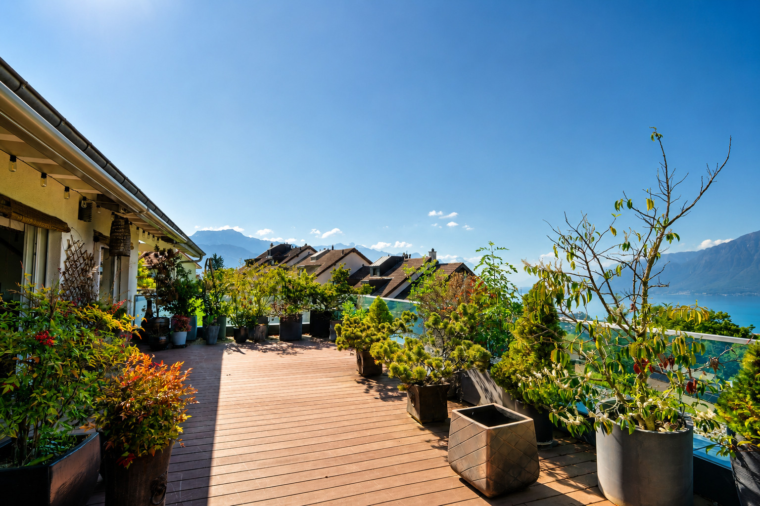 Dachterrasse mit Berg- und Seeblick