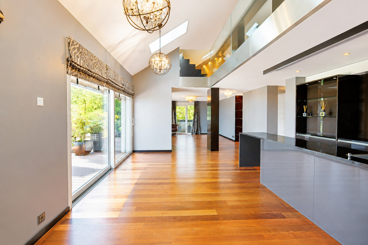 Moderner Wohnbereich mit Galerie und Holzfußboden
