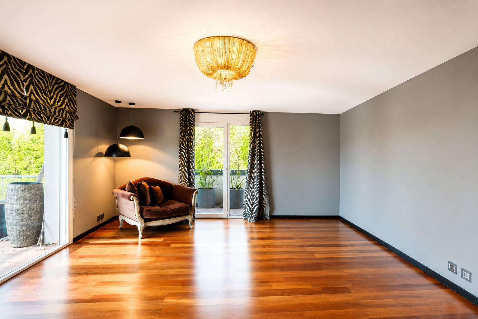Helles Wohnzimmer mit Balkonzugang