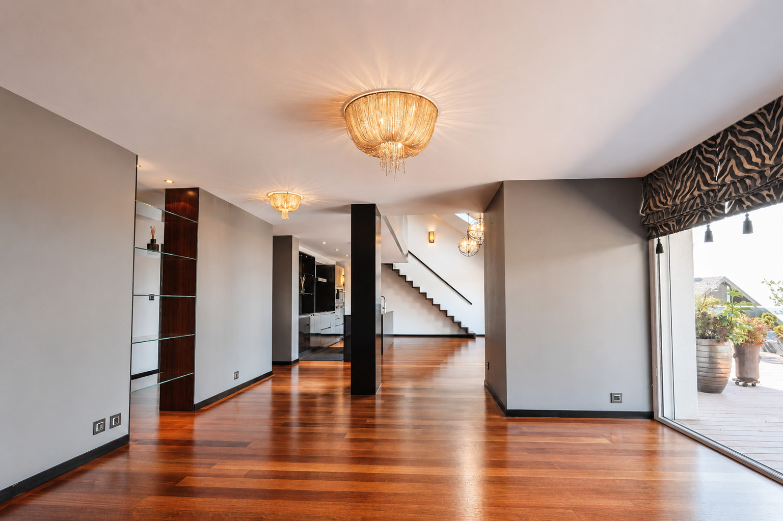 Moderner Wohnraum mit Treppe und Terrassenzugang