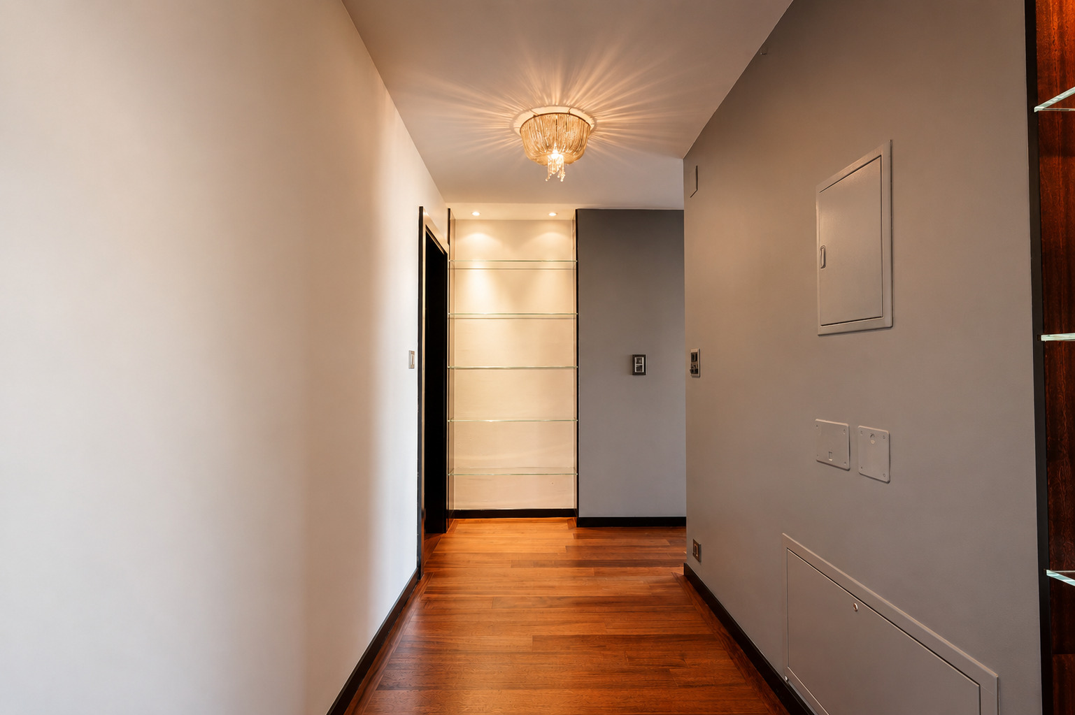 Eleganter Flur mit Holzfußboden
